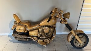MOTO DECORATIVA DE MADERA